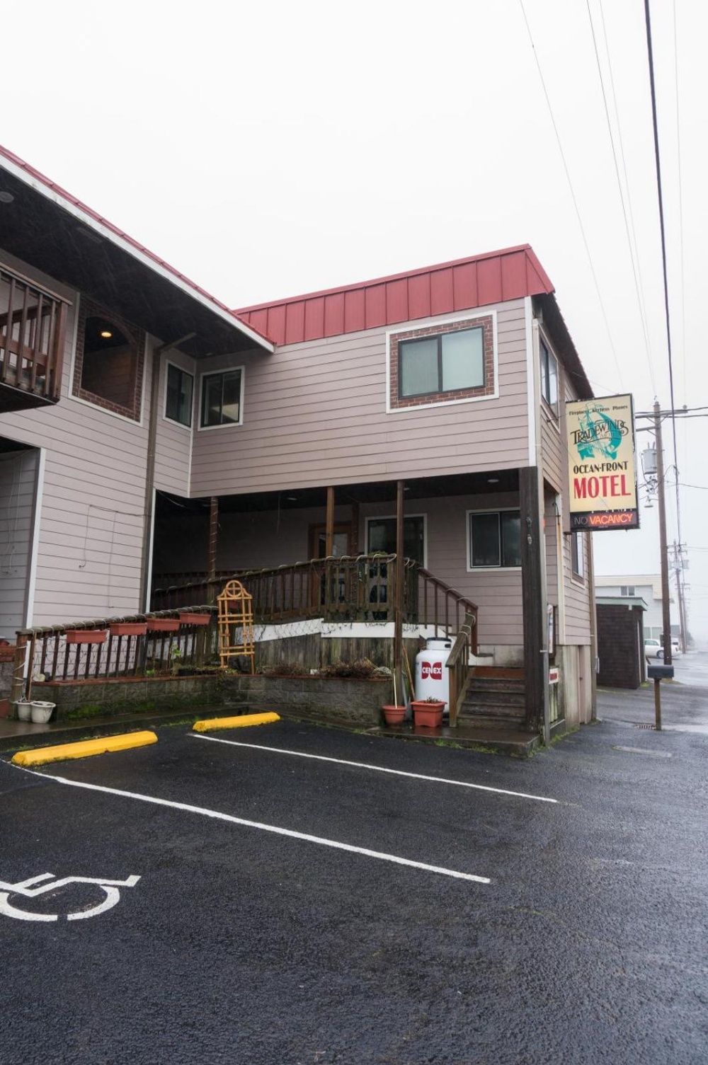 Tradewinds Motel Main image