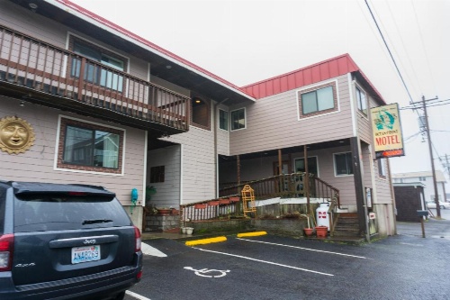 Tradewinds Motel image 6